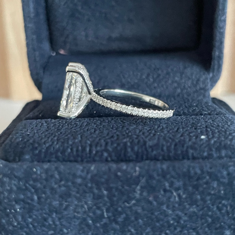 Elegant radiant cut 3 carat lab grown diamond set in 18K white gold pave ring - Picture 9 of 16